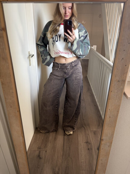 Yara-jeans-close